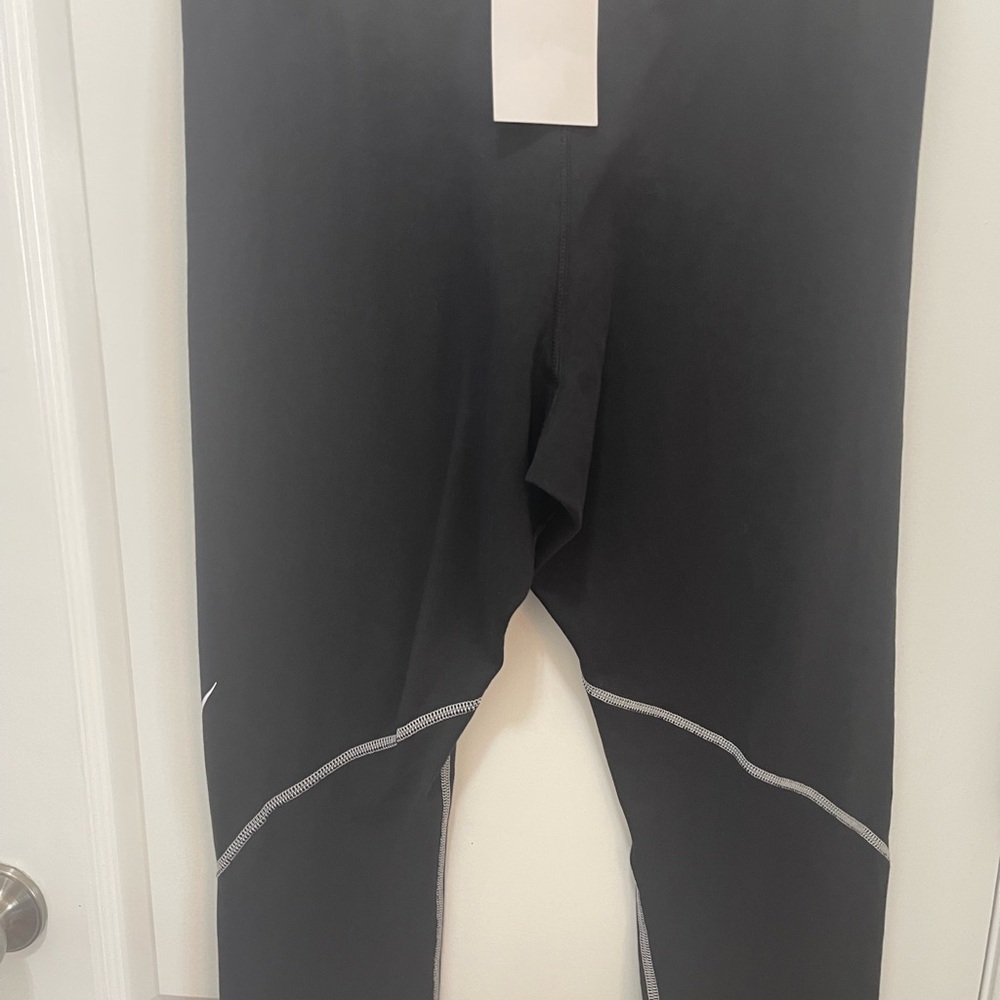 Nike Black Performance Leggings Reflective Accents - Tight fit, high rise SZ - L - Picture 4 of 13